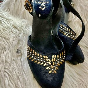 Cordero Elegant Navy and Gold Heels